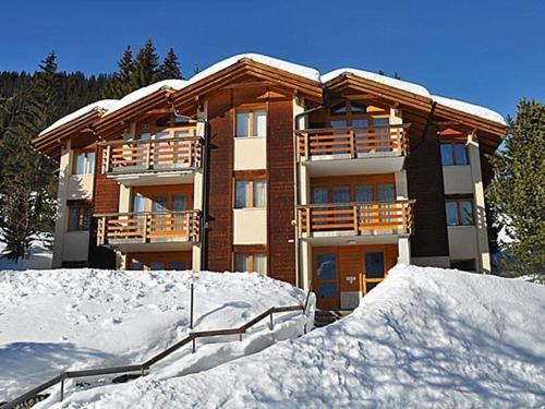 a building with snow in front of it at Rottal 4 Bett Wohnung in Mürren