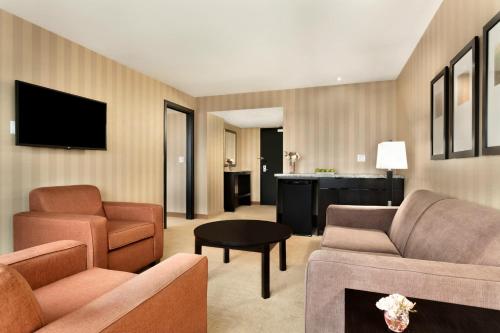 Télévision ou salle de divertissement dans l'établissement Radisson Hotel Vancouver Airport
