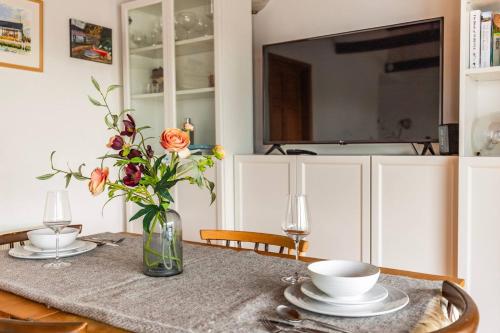 Η κουζίνα ή μικρή κουζίνα στο Innisfree House By Leap Escapes