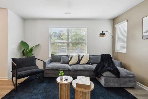 Posezení v ubytování Luxe 1BR Suite in Waverly Charlotte