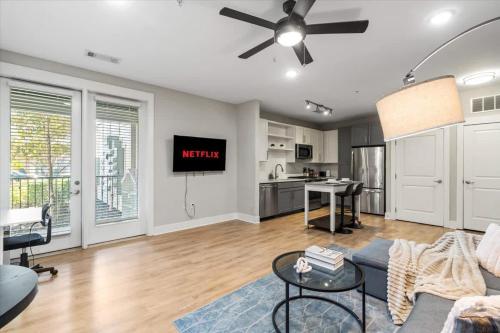 Kuchyň nebo kuchyňský kout v ubytování Luxe 1BR Suite in Waverly Charlotte