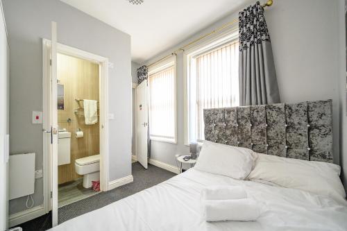 Koupelna v ubytování * Well equipped apartment for a relaxing cosy and luxurious fun stay + Free Parking + Free Fast WiFi *
