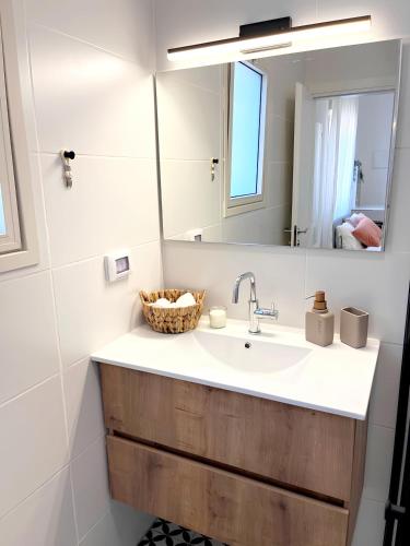 a bathroom with a sink and a mirror at ארץ מדבר - יחידת אירוח בבאר אורה in Beʼer Ora