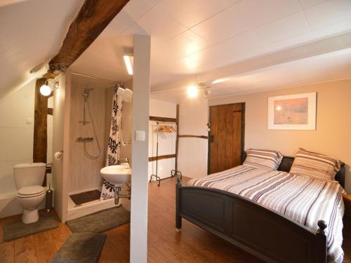 twee afbeeldingen van een slaapkamer met een bed en een badkamer bij Cottage Near Spa F1 Circuit in Francorchamps