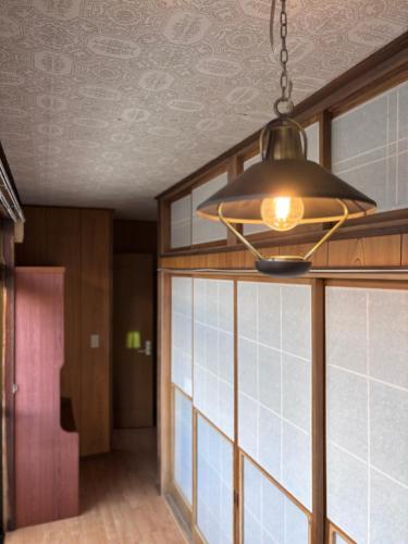 a light fixture hanging from a ceiling in a room at Tomaru細野 in Nobezawa