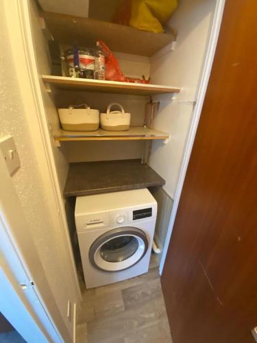 a washer and dryer in a small closet at The Old School-Annexe in Scotlandwell