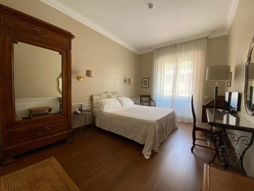 a bedroom with a bed and a large mirror at Hotel Lancelot in Rome