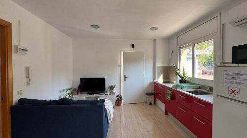 a living room with a couch and a kitchen at Casa ELPI in Guardiola