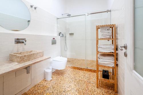 Bilik mandi di Lisbon Cheese & Wine Suites