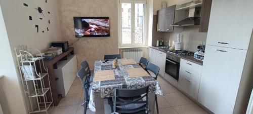 a kitchen with a table and chairs in a kitchen at Dimora 99 in LʼAquila
