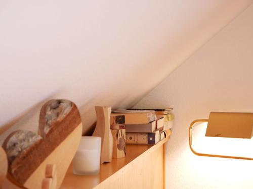 a room with a shelf with books and a laptop at Haus Jurisch in Urberg