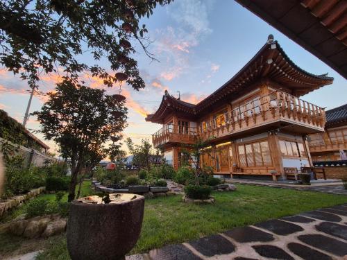 Jardín al aire libre en Hanok stay Mokhyang