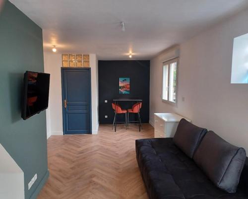 Μια τηλεόραση ή/και κέντρο ψυχαγωγίας στο Quiet loft 7 min to Roseraie metro station