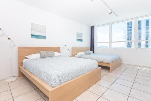 Un dormitorio con dos camas y una gran ventana. en UNIT #1108 Castle Beach Club Condominium, en Miami Beach
