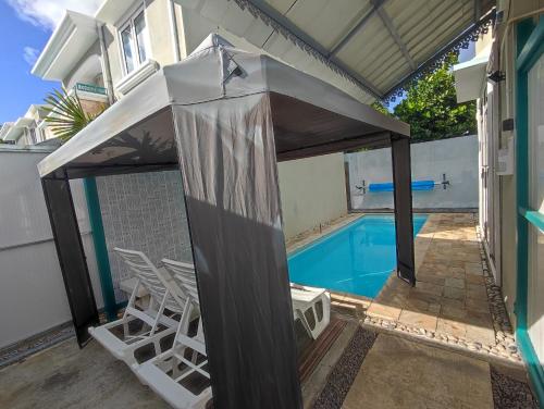 Bazén v ubytování Piscines Privées et Chauffées, Private Heated Pools nebo v jeho okolí