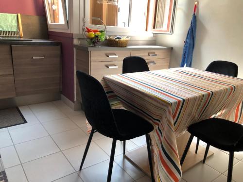 ChezClervie Nanterre City Paris La Défense Arenaにあるキッチンまたは簡易キッチン