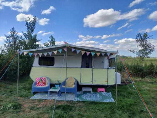 Сад в Kleurrijke retro contructam caravan vlakbij het Sneekermeer