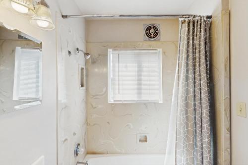 Un baño con ducha con cortina de ducha. en River View House, en Springfield