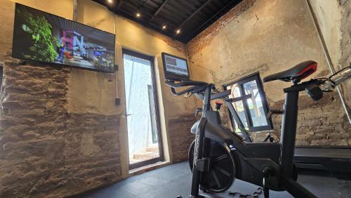 Uma TV ou centro de entretenimento em Hotel NEXT