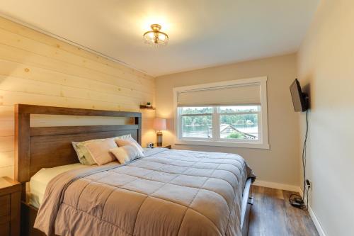 una camera da letto con un letto grande e una finestra di Hadlock Pond Waterfront, Boat Dock Fort Ann Home! a Fort Ann