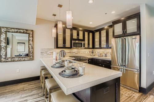 The Wilshire CondoにあるTranquil Blackstone Getawayのカウンタートップ付きの大きなアイランドキッチン