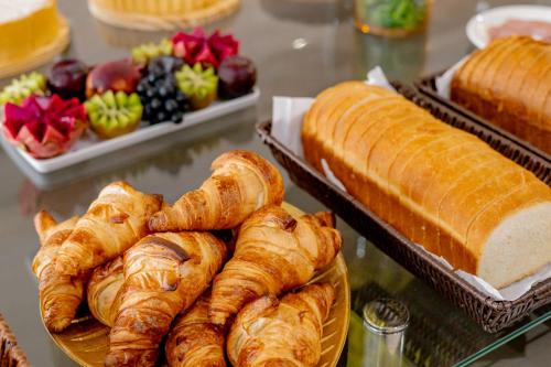 a bunch of croissants and other pastries on a table at Padom Business Hotel in Bragança Paulista