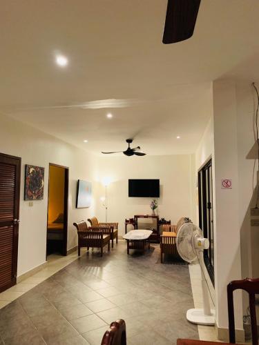 Μια τηλεόραση ή/και κέντρο ψυχαγωγίας στο Scan House Apartment