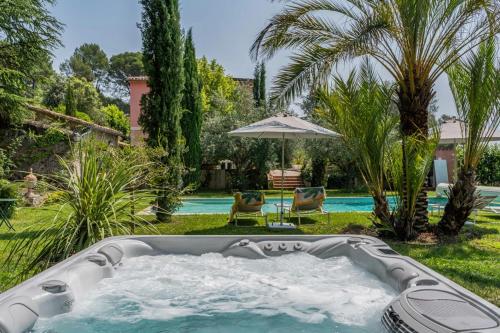 Gites de la Villa Pergolaの敷地内または近くにあるプール