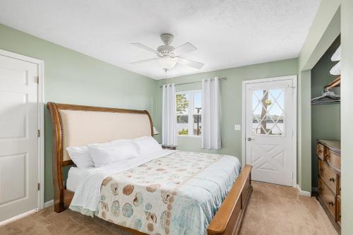 una camera da letto con un letto e un ventilatore a soffitto di Waterfront Resort with Bikes, Docks, BBQ a Newaygo