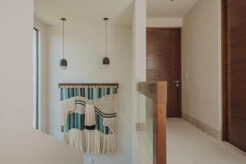 Un pasillo con un cuadro en la pared. en Iyari A4 Punta Mita House View, en Punta Mita