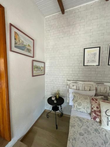 a bedroom with a bed and a brick wall at DEl Rey Guest House in Tomar