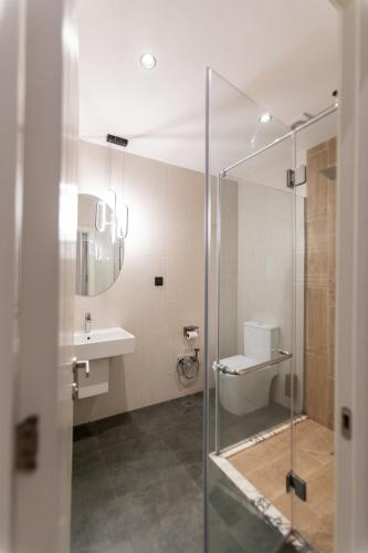 Salle de bains dans l'établissement Central Hotel Kutaisi