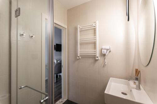 Salle de bains dans l'établissement Central Hotel Kutaisi