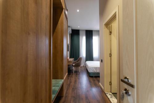 Un ou plusieurs lits dans un hébergement de l'établissement Central Hotel Kutaisi