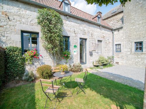 a garden with a table and chairs in front of a building at Traditional Cottage with private terrace in Amas