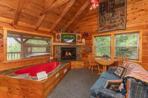 ein Wohnzimmer mit einem Kamin und einer Badewanne in der Unterkunft Loving You by American Patriot Getaways in Cove Creek Cascades