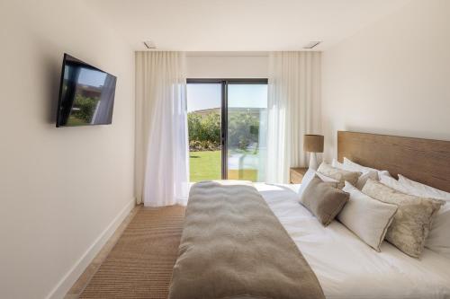 Ένα ή περισσότερα κρεβάτια σε δωμάτιο στο Faro Luxury Home with Heated Pool and Garden