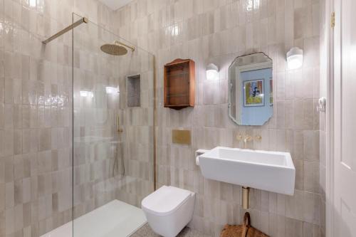 Un baño con lavabo, inodoro y ducha. en Iluka, en Herne Bay