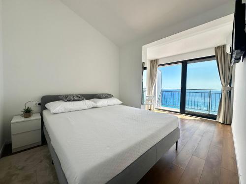 Postel nebo postele na pokoji v ubytování Seaview Retreat Reževići