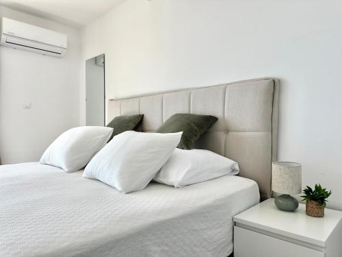 Postel nebo postele na pokoji v ubytování Seaview Retreat Reževići