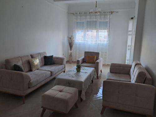 Un bel appartement T3 climatisé, comprenant un hall et deux balcons, accessible par escalier ou ascenseur, situé dans une résidence fermée et gardée