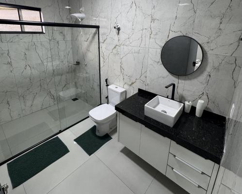 Ένα μπάνιο στο Sua Casa em Porto Nacional/TO. Wifi, Conforto, Localização