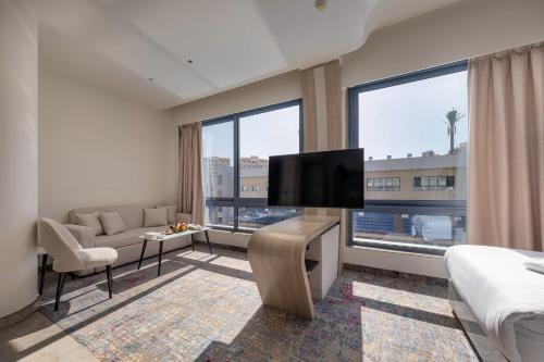 TV a/nebo společenská místnost v ubytování Crowne Plaza Alexandria Mirage by IHG