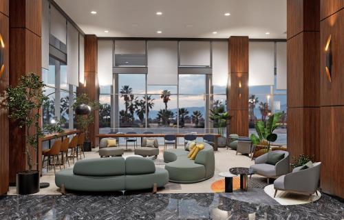 een lobby met banken en stoelen en een tafel bij Crowne Plaza Istanbul - West in Istanbul