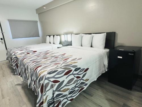 Ένα ή περισσότερα κρεβάτια σε δωμάτιο στο Red Roof Inn Miami, AZ