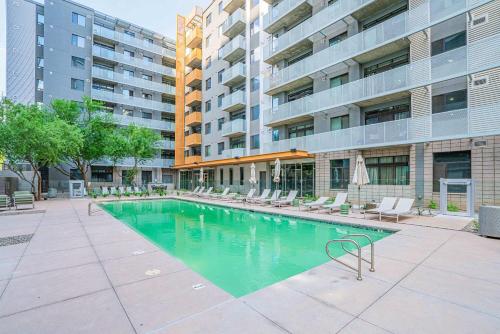 凤凰城Alluring 2BD - DT - Gym, Pool, Parking - Sleeps 8的建筑物前的游泳池