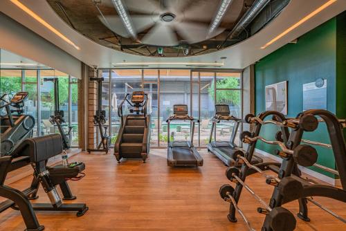 凤凰城Alluring 2BD - DT - Gym, Pool, Parking - Sleeps 8的拥有多台跑步机和有氧运动器械的健身房