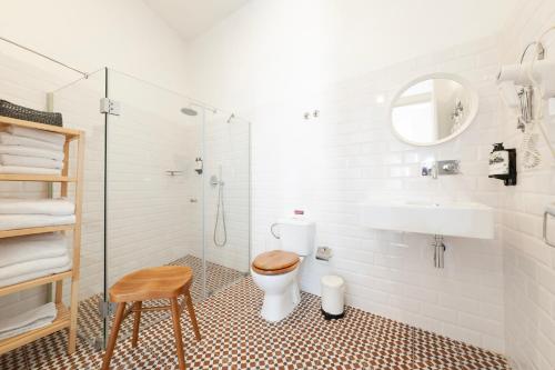 Bilik mandi di Lisbon Cheese & Wine Suites