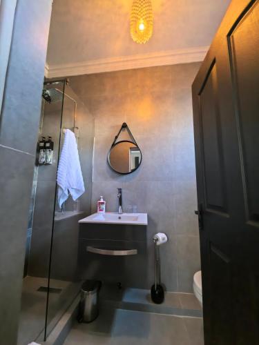 Bilik mandi di Bryanston Palms Accommodation