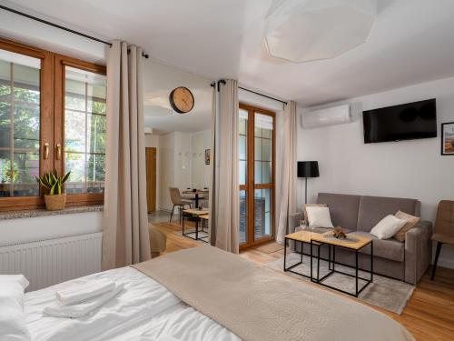 a bedroom with a bed and a living room at Apartament Królewski w centrum Nad Łomnicą 15 in Karpacz